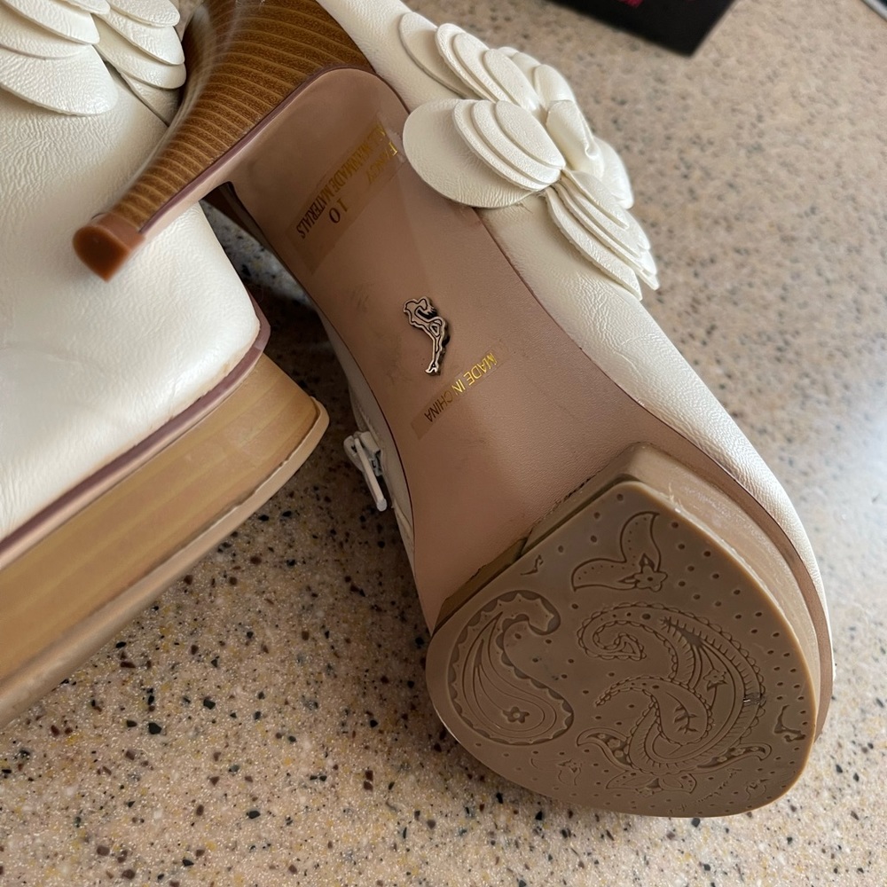 White ankle boots with flower detail